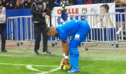 上海申花客场对阵广岛三箭，虽0-2落败，但有望晋级，展现顽强斗志，助力海港复仇。