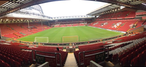 C罗被罚下后，看台上的爱尔兰球迷模仿他做出的哭泣手势